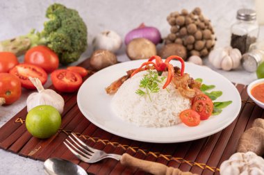 Buharda pilavın üstünde kızarmış domuz eti. Seçici odak.