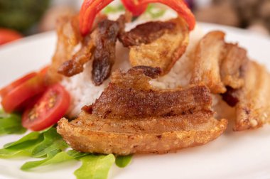 Buharda pilavın üstünde kızarmış domuz eti. Seçici odak.