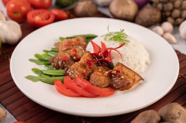 Buharda pilavın üstünde kızarmış domuz eti ve üstüne de kırmızı biber ezmesi. Seçici odak.