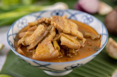 Domuz göbekli kırmızı köri ve sabah zaferini seramik bir kaba koy. Tayland yemeği..