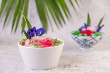 Tatlılar çimento zemine, Tayland tatlılarına konur..