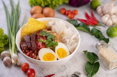 Haşlanmış yumurta, taze soğan, biber, limon ve sarımsaklı Yentafo..