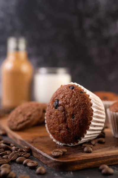 Bananencupcakes Die Een Houten Bord Met Koffiekorrels Worden Geplaatst Selelctieve — Stockfoto