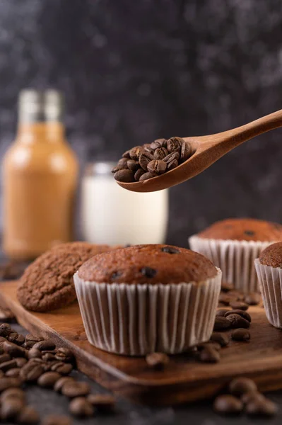 Bananencupcakes Die Een Houten Bord Met Koffiekorrels Worden Geplaatst Selelctieve — Stockfoto