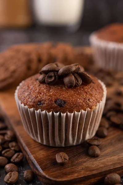 Bananen Cupcakes Die Auf Einem Holzteller Mit Kaffeekörnern Platziert Werden — Stockfoto