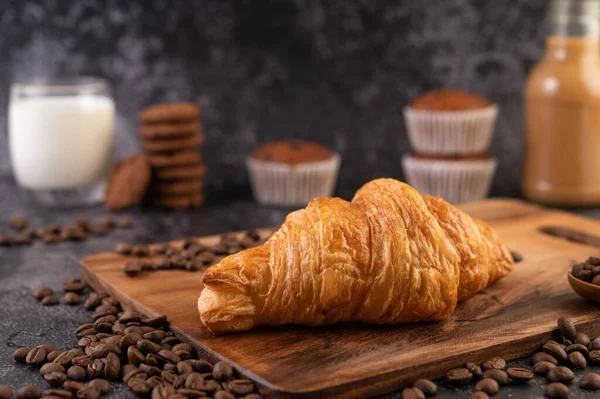 Croissant Colocado Uma Plataforma Madeira Com Grãos Café Piso Cimento — Fotografia de Stock