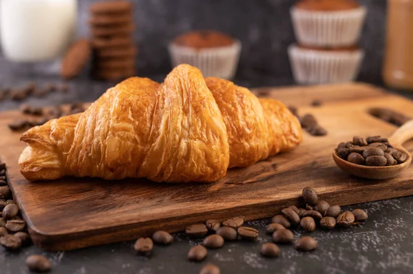 Croissant Colocado Uma Plataforma Madeira Com Grãos Café Piso Cimento — Fotografia de Stock