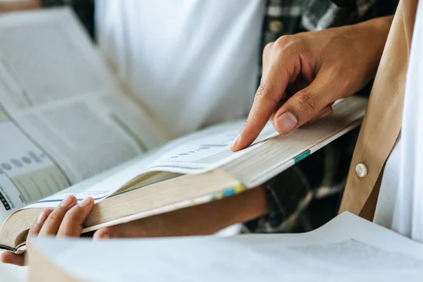 Män Och Kvinnor Som Bär Masker Står Och Läser Biblioteket — Stockfoto