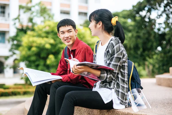 Étudiants Étudiantes Assis Lisant Des Livres Dans Les Escaliers — Photo