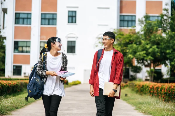 Étudiants Étudiantes Portent Visage Refroidir Tenir Devant Université — Photo