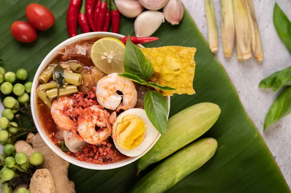 Fideos Tom Yum Con Camarones Huevo Cocido Acompañados Lima Pepino — Foto de Stock