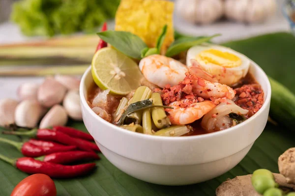 Limon, salatalık, fesleğen, patlıcan ve sarımsak eşliğinde karides ve haşlanmış yumurtalı Tom Yum noodle..