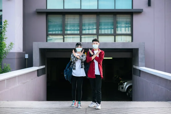 Manliga Och Kvinnliga Studenter Bär Masker Och Står Framför Universitetet — Stockfoto