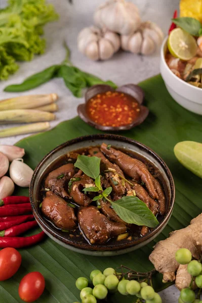 Giunti Zampe Pollo Stufati Una Tazza Con Pomodoro Chili Cetriolo — Foto Stock