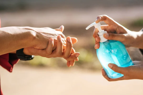 Manos Botella Gel Para Lavarse Las Manos Apretar Para Que — Foto de Stock