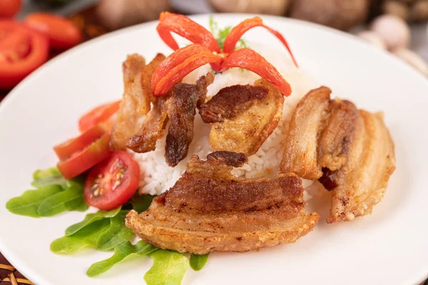 Ventre Porc Frit Sur Riz Cuit Vapeur Dans Une Assiette — Photo