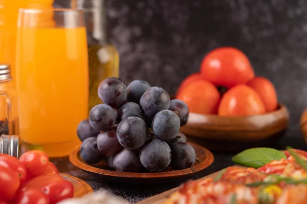 Uvas Pretas Prato Madeira Com Tomate Sumo Laranja Pizza Uvas — Fotografia de Stock