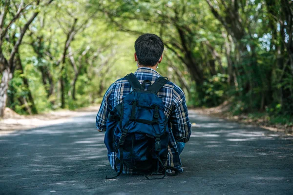 Turistas Masculinos Con Una Máscara Llevando Una Mochila Carretera — Foto de Stock