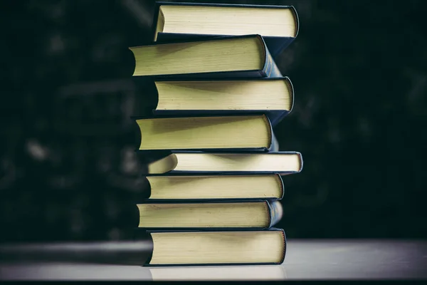 Boeken Worden Een Stapel Boeken Tafel Gelegd — Stockfoto