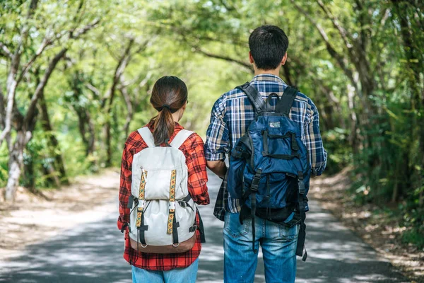 Les Touristes Masculins Féminins Tiennent Debout Pour Voir Carte Sur — Photo