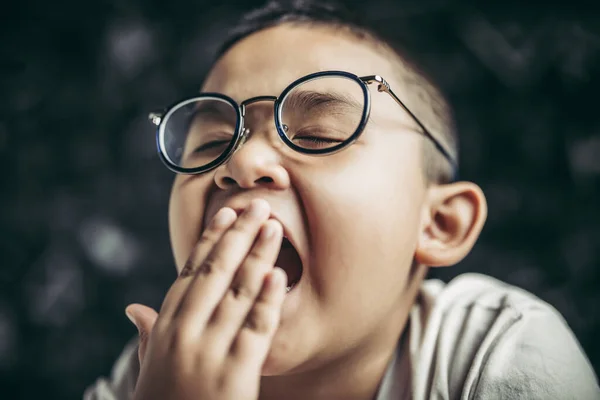 Menino Com Óculos Estudando Sonolento — Fotografia de Stock