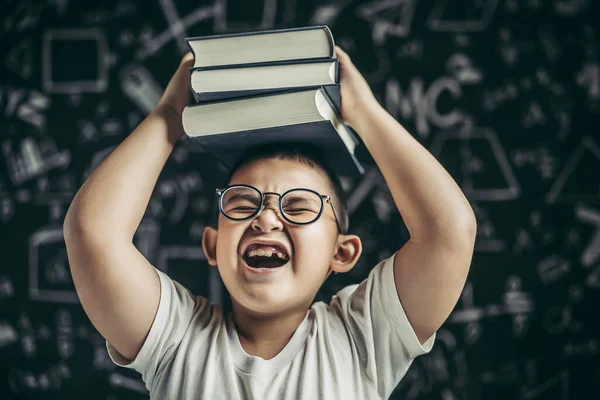 Egy Szemüveges Fiú Tanult Könyvet Tett Fejére Osztályteremben — Stock Fotó