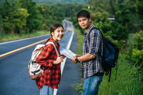 Touristes Masculins Féminins Regardent Carte Sur Route — Photo