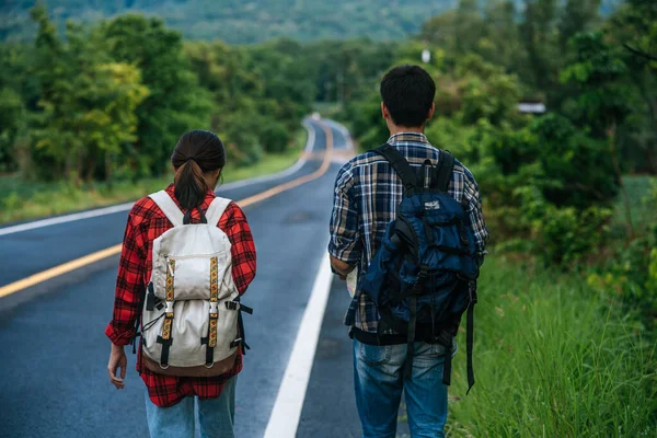 Les Touristes Masculins Féminins Tiennent Debout Pour Voir Carte Sur — Photo