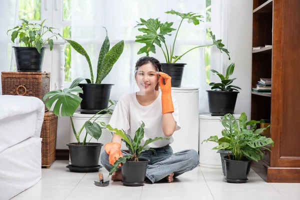 Die Frau Trug Orangefarbene Handschuhe Und Pflanzte Bäume Haus — Stockfoto