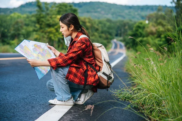 Kadın Turistler Oturur Yol Haritasına Bakarlar — Stok fotoğraf
