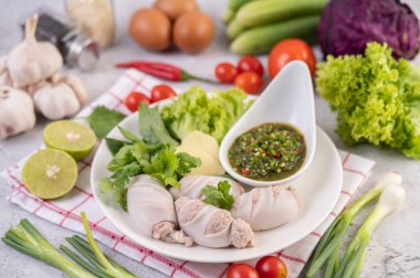 Domuz eti ve deniz ürünleri sosuyla doldurulmuş kalamar..