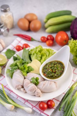 Domuz eti ve deniz ürünleri sosuyla doldurulmuş kalamar..