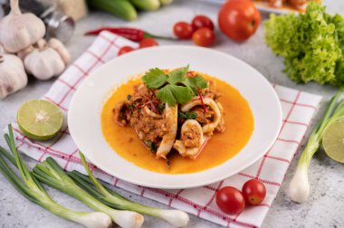 Beyaz tabakta köri tozu ile karıştırılmış kalamar..