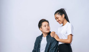 İki sevgili kadın ayağa kalktı ve bir omuz daha tuttu..