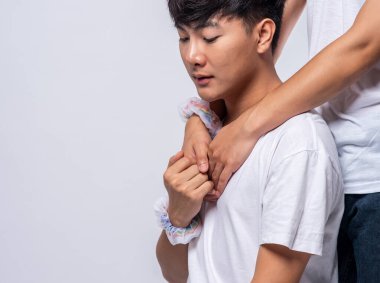 Birbirini seven iki adam birbirine sarılır..