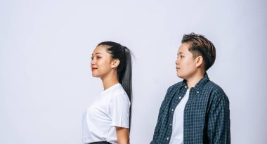 Bekleyen ve bekleyen iki aşığı olan bir kadın.