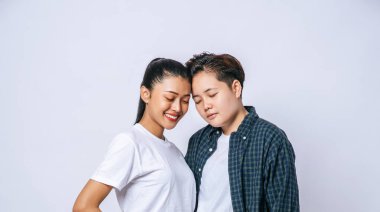 İki aşığın kadını ayağa kalktı ve baktı..