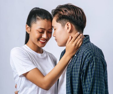 İki aşığın kadını ayağa kalktı ve baktı..