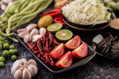 Papaya salatası malzemeleri arasında papaya, turşulu yengeç, patlıcan, domates, ıhlamur, biber, sarımsak ve mayalanmış balık yer alıyor..