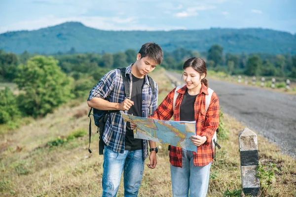 Turistas Masculinos Femeninos Pie Miran Hoja Ruta — Foto de Stock