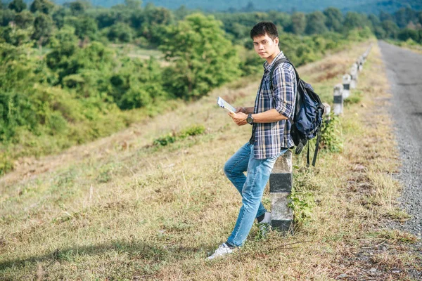 Viajero Masculino Con Una Mochila Sosteniendo Mapa Pie Cerca Kilómetro — Foto de Stock