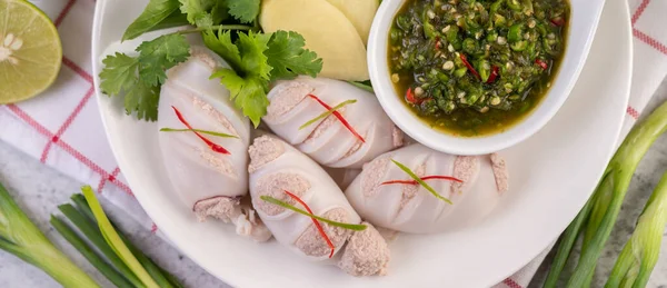 魚介ソースと調理された豚肉で詰めイカ — ストック写真