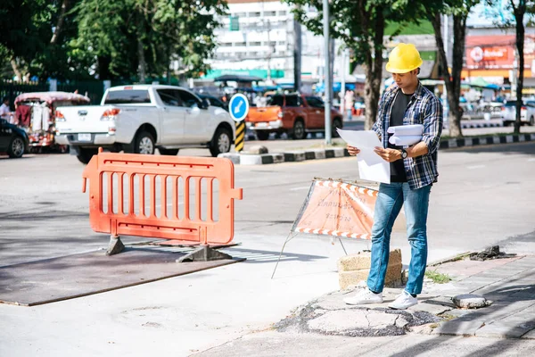 土木技術者は道路状況に応じて作業し 障壁を持っています — ストック写真