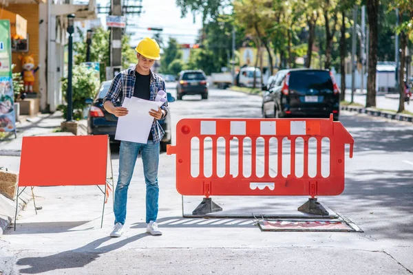 Bauingenieure Arbeiten Nach Straßenverhältnissen Und Haben Barrieren — Stockfoto
