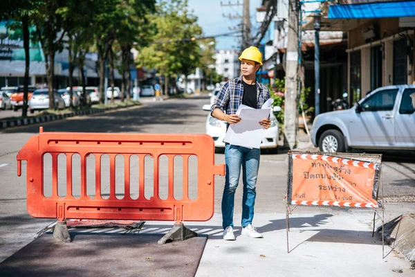 Bauingenieure Arbeiten Nach Straßenverhältnissen Und Haben Barrieren — Stockfoto