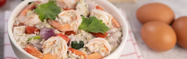 Ensalada Camarones Con Tomate Cebolla Roja Cilantro Una Taza Blanca — Foto de Stock