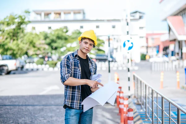 土木技術者が道路状況を行う — ストック写真