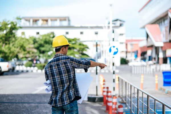 土木技術者が道路状況を行う — ストック写真