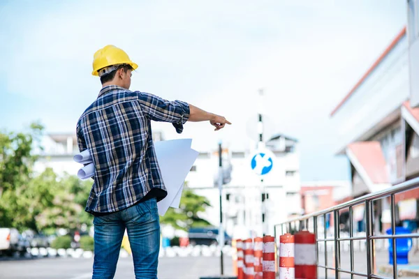 土木工程师执行道路条件 — 图库照片