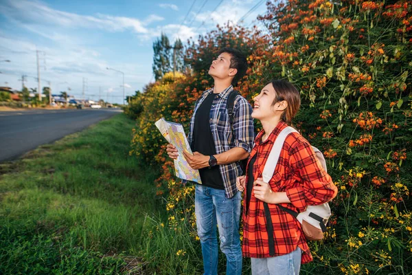 Både Manliga Och Kvinnliga Turister Bär Ryggsäck Som Står Vid — Stockfoto